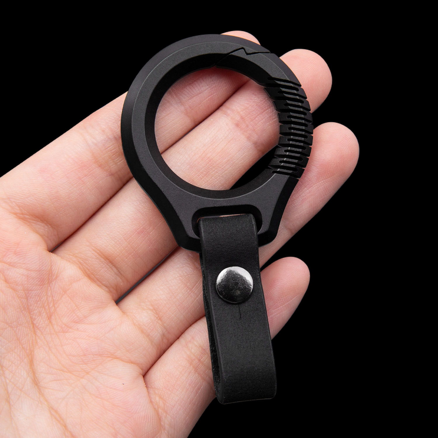 Portachiavi in titanio nero po - Leatherwork Ruler recensione e prezzo
